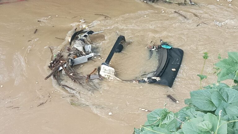 Bomberos y Protección Civil de Tlalnepantla Recuperan Vehículo Caído en Aguas Negras tras Horas de Búsqueda