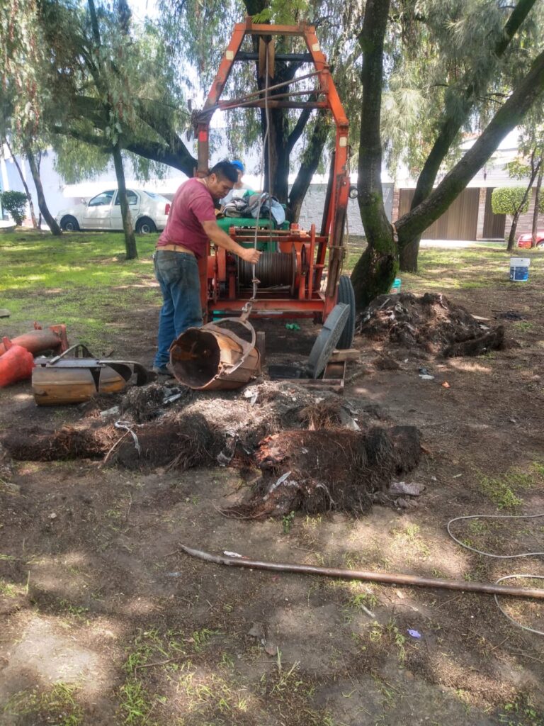 Trabajadores de Naucalpan remueven basura y lodo que dejó intensa lluvia