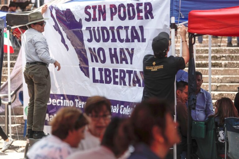 Continúa la concentración de trabajadores del Poder Judicial en edificio de San Lázaro