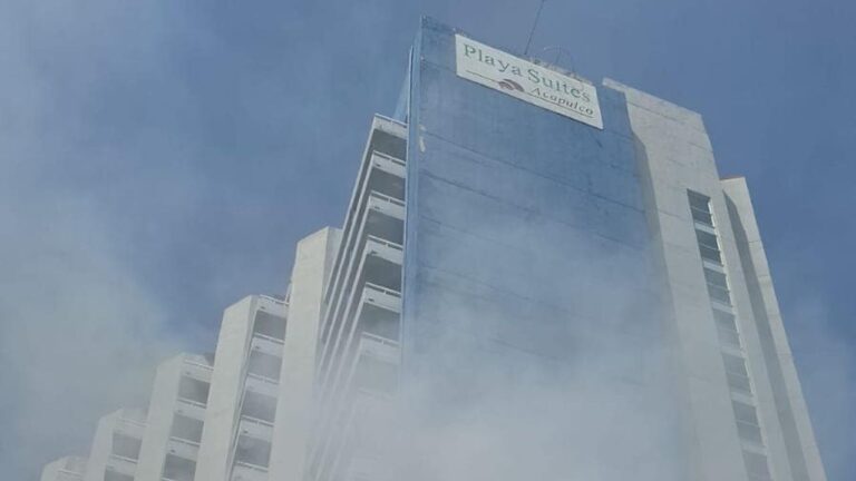 Desalojan 500 huéspedes por incendio en Hotel Playa Suite Acapulco