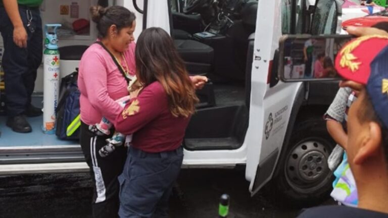Policías salvan a bebé de morir asfixiada en estación La Merced del Metro