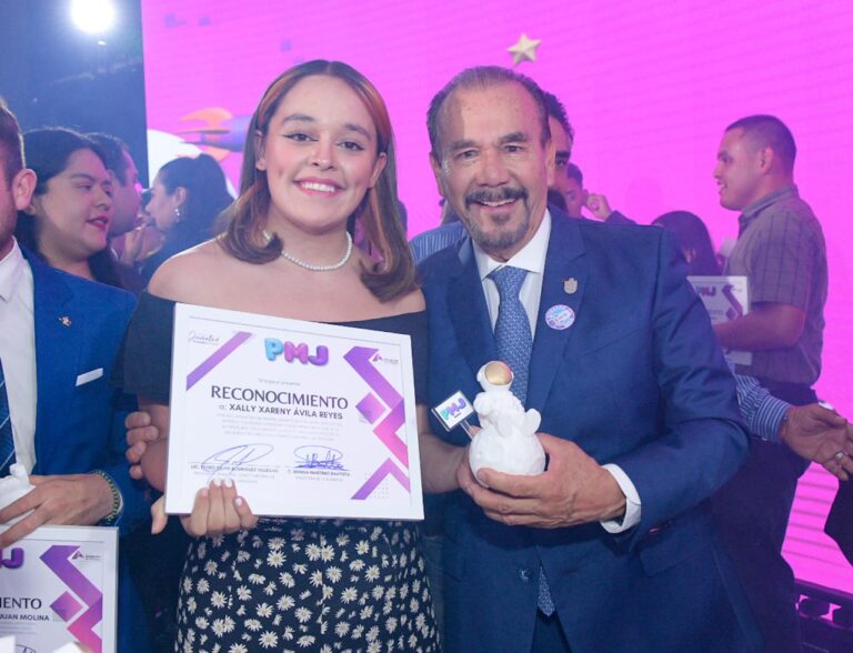 Pedro Rodríguez entrega el Premio Municipal de la Juventud Atizapán de Zaragoza 2024 que atrae a 3,260 aspirantes