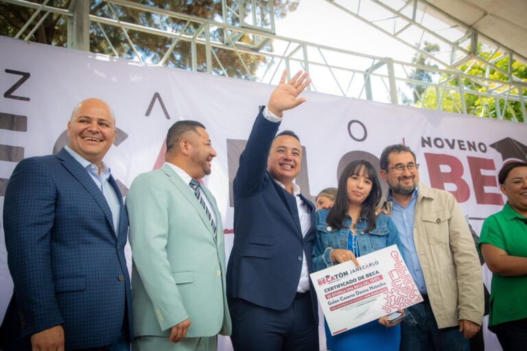 Janecarlo Lozano Entrega 27 mil Becas en 9 Años a Jóvenes Rechazados por Instituciones Públicas