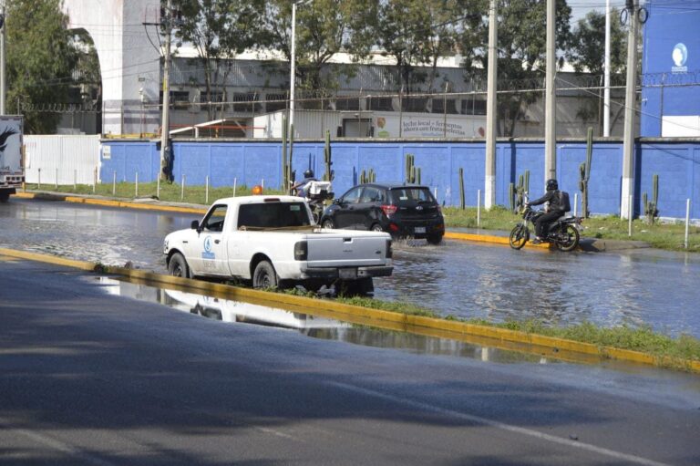 Gobierno de Cuautitlán Izcalli y CAEM Realizan Desazolve en la Carretera Tlalnepantla-Cuautitlán