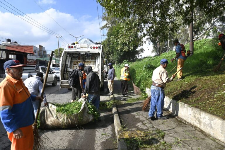 Realiza Naucalpan limpieza profunda y barrido en Calzada de las Armas