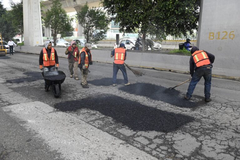 Reparan más de 100 baches en Boulevard Manuel Ávila Camacho en Naucalpan como programa de mantenimiento vial