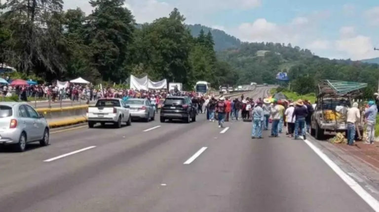 Bloqueo en la México-Puebla: AMLO pide a campesinos no dejarse manipular