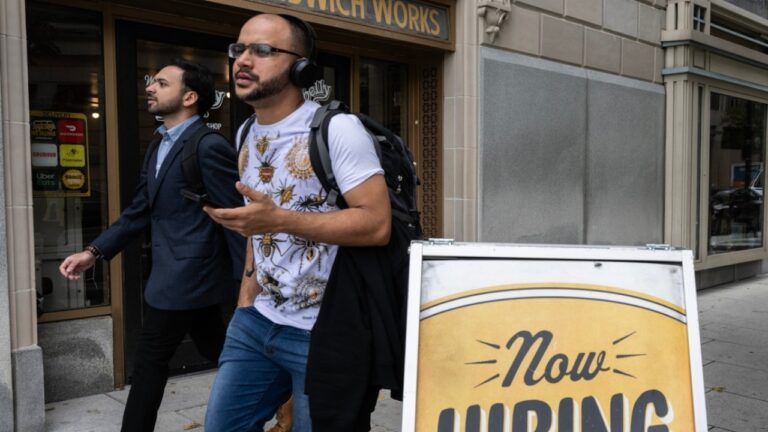 Desempleo en EUA se dispara a 4.3%, la tasa más alta desde 2021