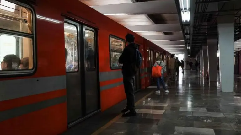 Usuarios del Metro Santa Marta son desalojados ante presencia de humo, el servicio fue reestablecido