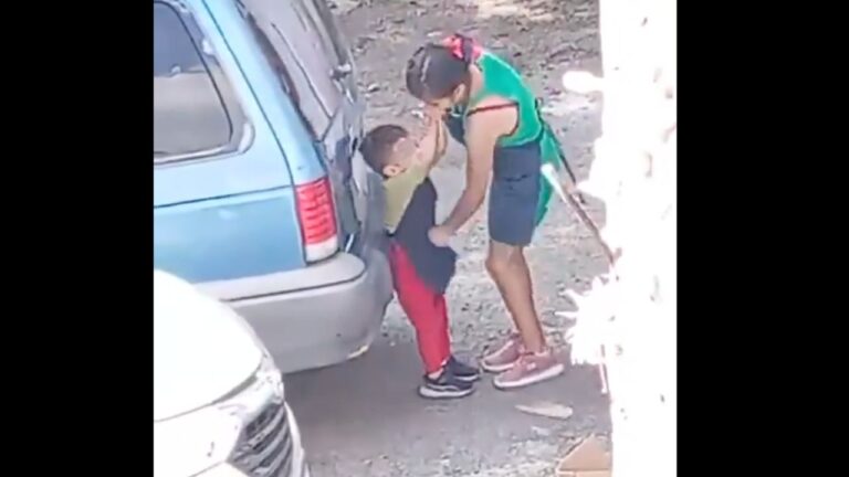 Captan a mujer mientras golpea a su hijo a puño cerrado