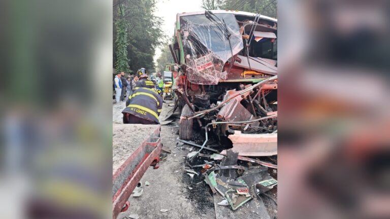 20 pasajeros resultan lesionados tras choque de camión contra tráiler en Picacho Ajusco