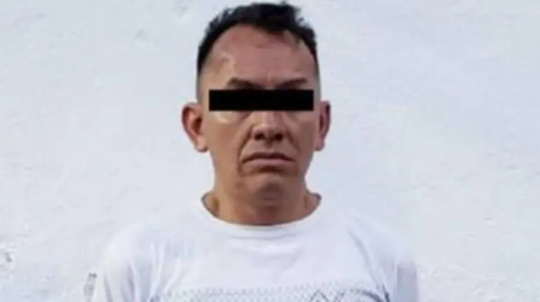 Detienen a hombre por robo de autopartes en estacionamiento de Six Flags