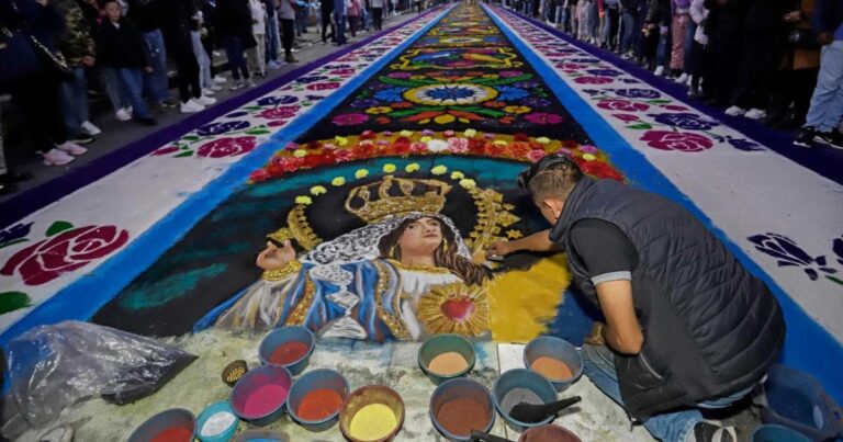 Tlaxcala: Cubren con tapetes de aserrín 7 kilómetros para la Virgen de la Caridad