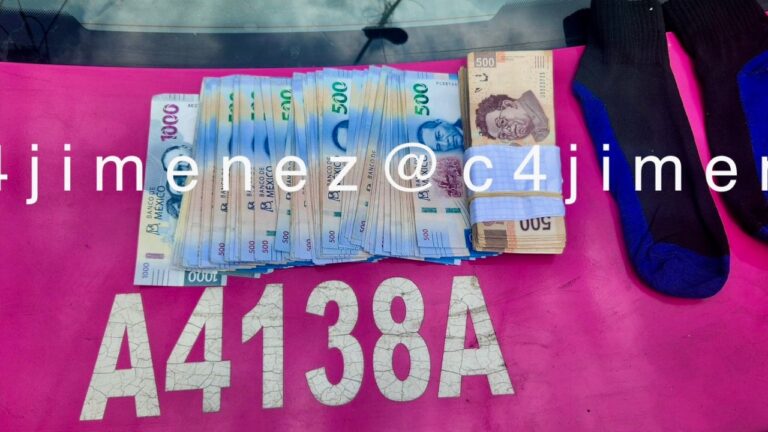 Taxista regresa a pasajero 100 mil pesos que había olvidado en la unidad