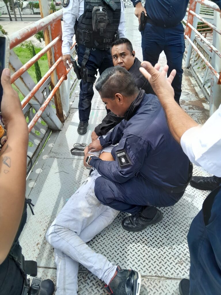 Policía de Nezahualcóyotl evita intento de suicidio en puente peatonal
