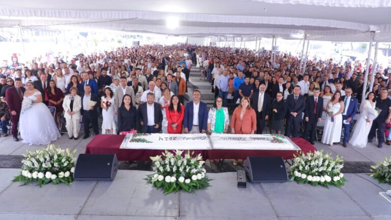 500 parejas se dan el sí en la explanada de la alcaldía Gustavo A. Madero