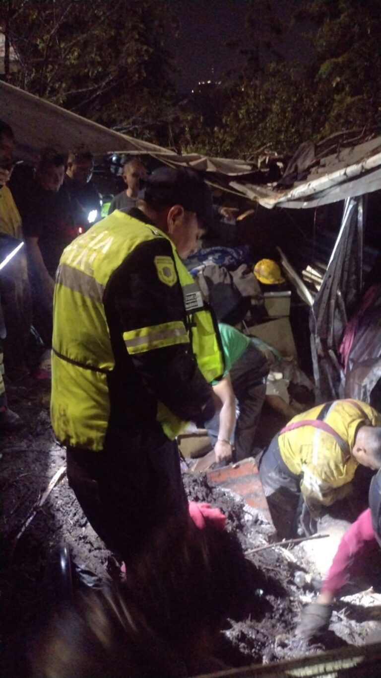 Auxilian equipos de emergencia del EdoMéx a vecinos de Naucalpan tras deslizamiento de tierra por intensas lluvias