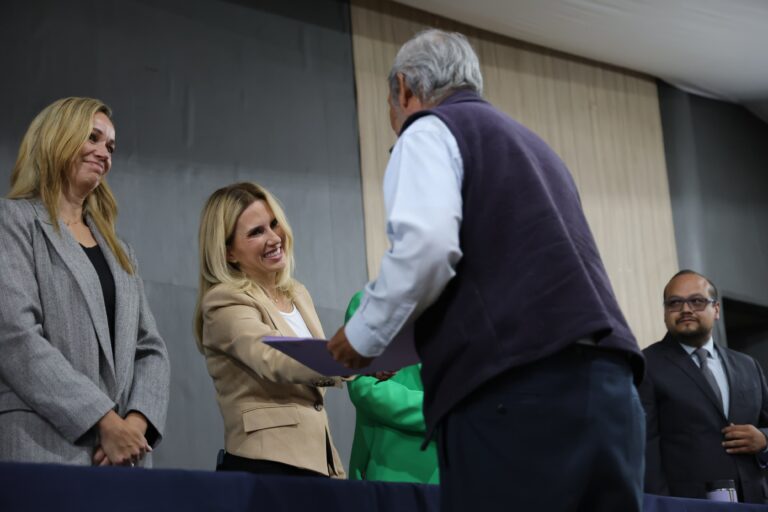 Gobierno de Huixquilucan entrega 70 testamentos a bajo costo para garantizar certeza jurídica