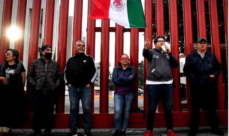 Bloquean accesos a Cámara de Diputados por reforma judicial; se respetará protesta, dice Monreal