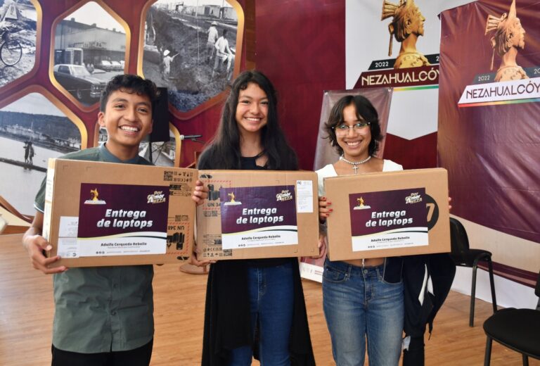Alcalde Adolfo Cerqueda Rebollo Entrega Laptops a Estudiantes Destacados de Nezahualcóyotl en Examen COMIPEMS