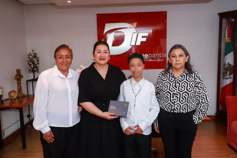 DIF Municipal Entrega Aparato Auditivo a Niño de 11 Años en Acto de Solidaridad