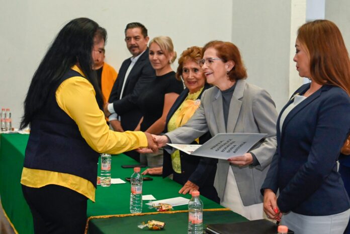 Angélica Moya Preside la Graduación de Estudiantes de los Centros de Educación para Jóvenes y Adultos