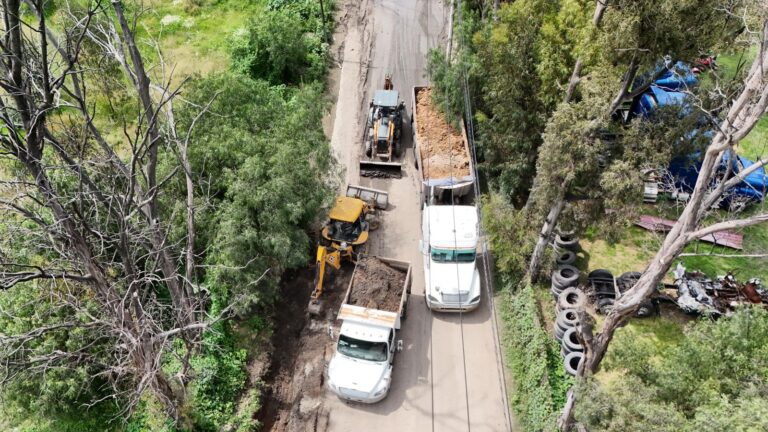 Trabajos de limpieza en canaleta en San Francisco Tepojac