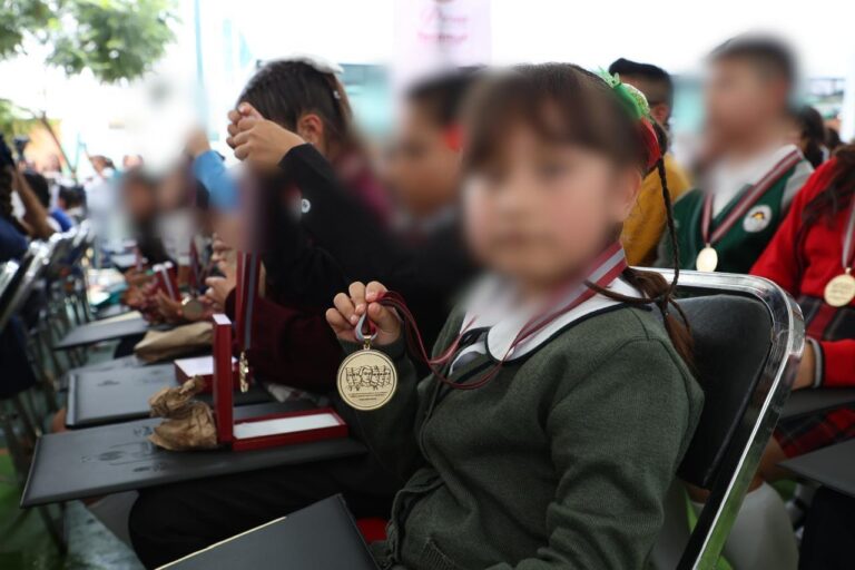 Entregan la Presea al Mérito Excelencia Académica a Estudiantes Destacados