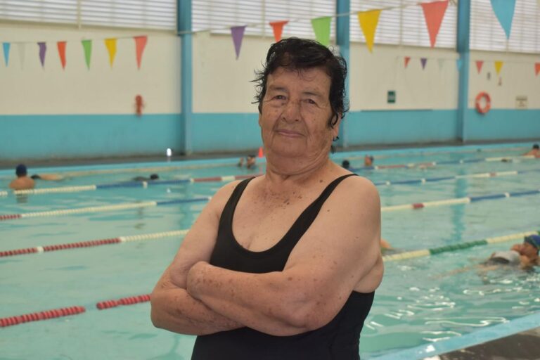 Herlinda Montero, de 81 años, combate la osteoporosis y fortalece sus huesos a través de la natación en la Unidad Deportiva IMSS Nezahualcóyotl