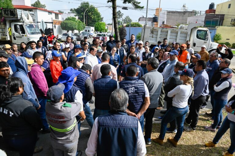 Servidores públicos de Naucalpan apoyan recolección de ramas y troncos en Echegaray