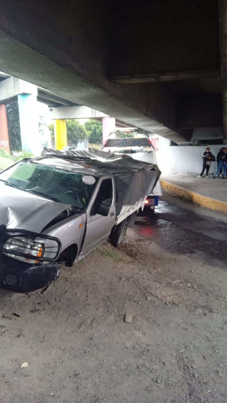 Volcadura de una camioneta en el puente de Reyes Heroles