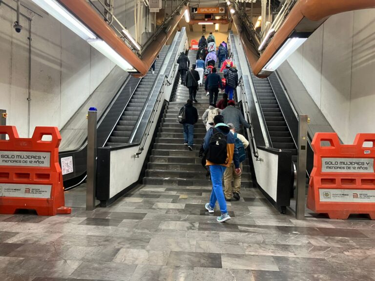 Línea 7 del metro no tiene todas sus escaleras eléctricas funcionando