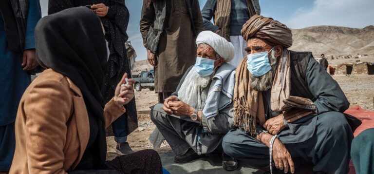 Talibanes bajan tono ante ONU por reducción de derechos en Afganistán