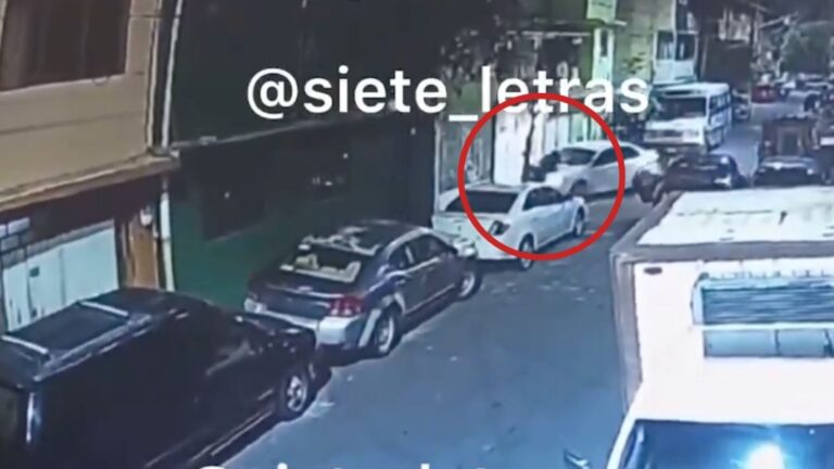 Conductor frustra robo de auto en Azcapotzalco al arrollar al ladrón