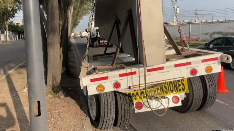 Tráiler con trabe de concreto queda varado en Eje 5 Sur, en Iztapalapa