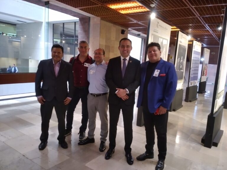 Se reúne diputado Eduardo Castillo con  alcaldes y regidores de Puebla en San Lázaro