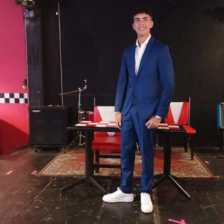 Álvaro Tadeo presenta en México su primer disco “AAlgo de mí”