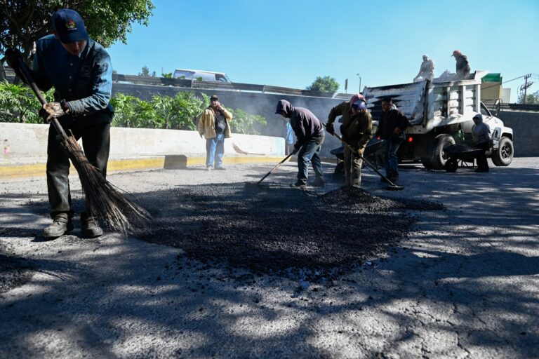 Gobierno de Naucalpan repara baches en vialidades principales para mejorar movilidad