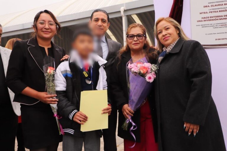 Entrega de arcotecho refuerza infraestructura educativa en San Jerónimo Xonacahuacan