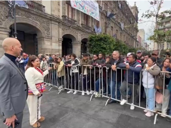 Cientos de personas 'desbordan' el módulo de Atención Ciudadana en el Zócalo