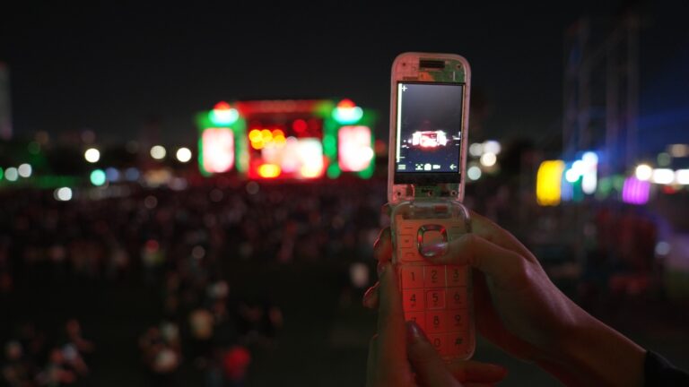 ¡Adiós a los celulares durante conciertos! Heineken pide guardar los teléfonos durante festival