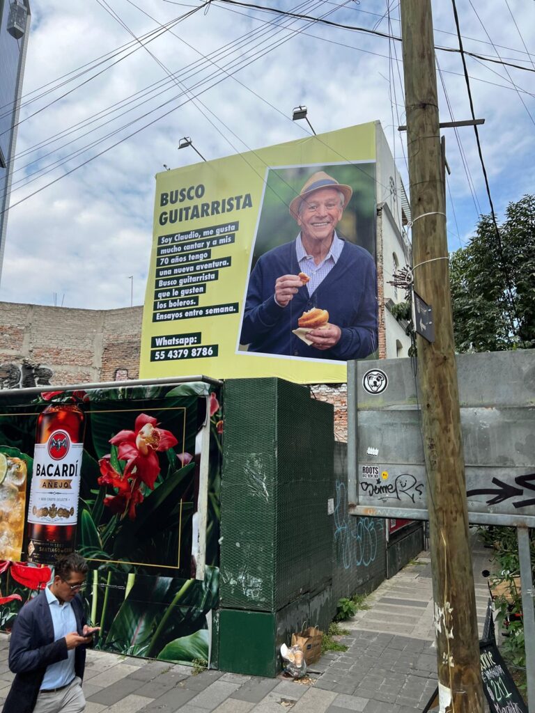 Claudio, una persona de 70 años, se viraliza al buscar guitarrista