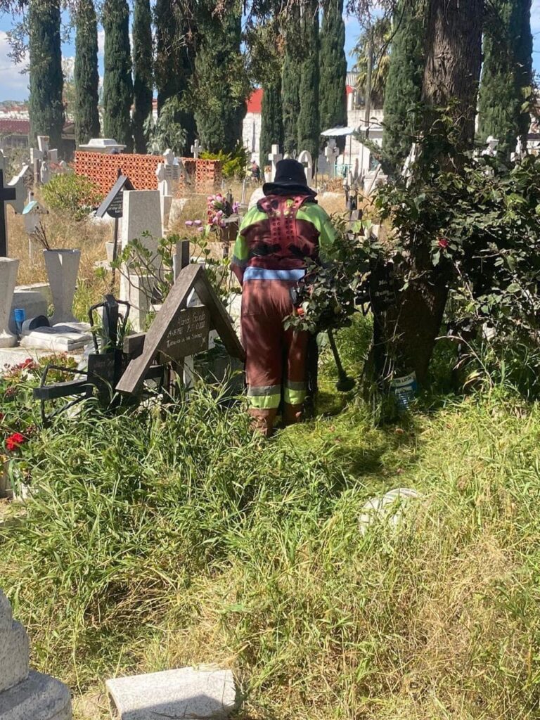 Tecámac prepara panteones para el Día de Muertos con labores de limpieza