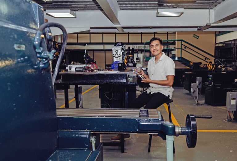Estudiante del IPN crea guante traductor de señas y gana premio nacional