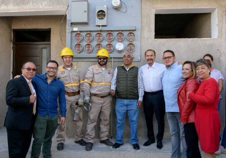 Atizapán de Zaragoza lleva electricidad a colonia tras cinco años de gestiones