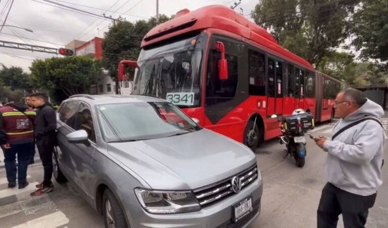 Choque entre Metrobús y una camioneta particular deja 12 personas lesionadas