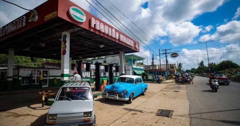 Por ‘razones humanitarias’ México apoyará a Cuba con 400 mil barriles de petróleo