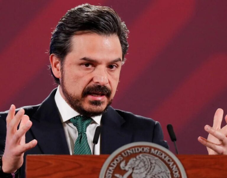 Zoé Robledo se mantiene en el IMSS