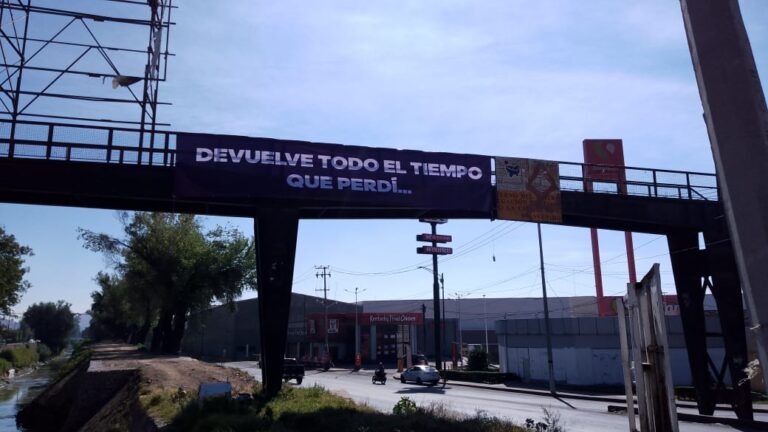 ¡Escándalo en las calles! Misteriosas lonas desatan pasiones y revelan secretos oscuros