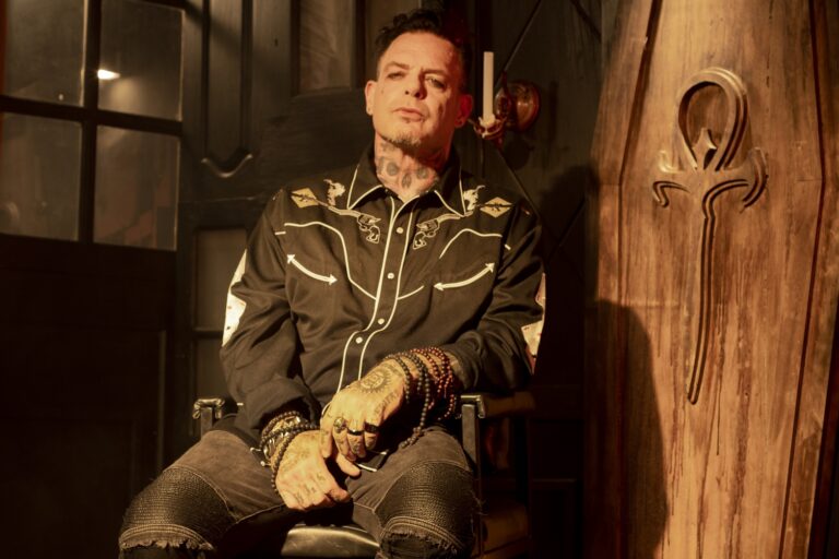 EL VAMPIRO CANADIENSE se asocia con PITAYA ENTERTAINMENT y presenta “SOMBRAS URBANAS”, un nuevo podcast sobre la cultura urbana